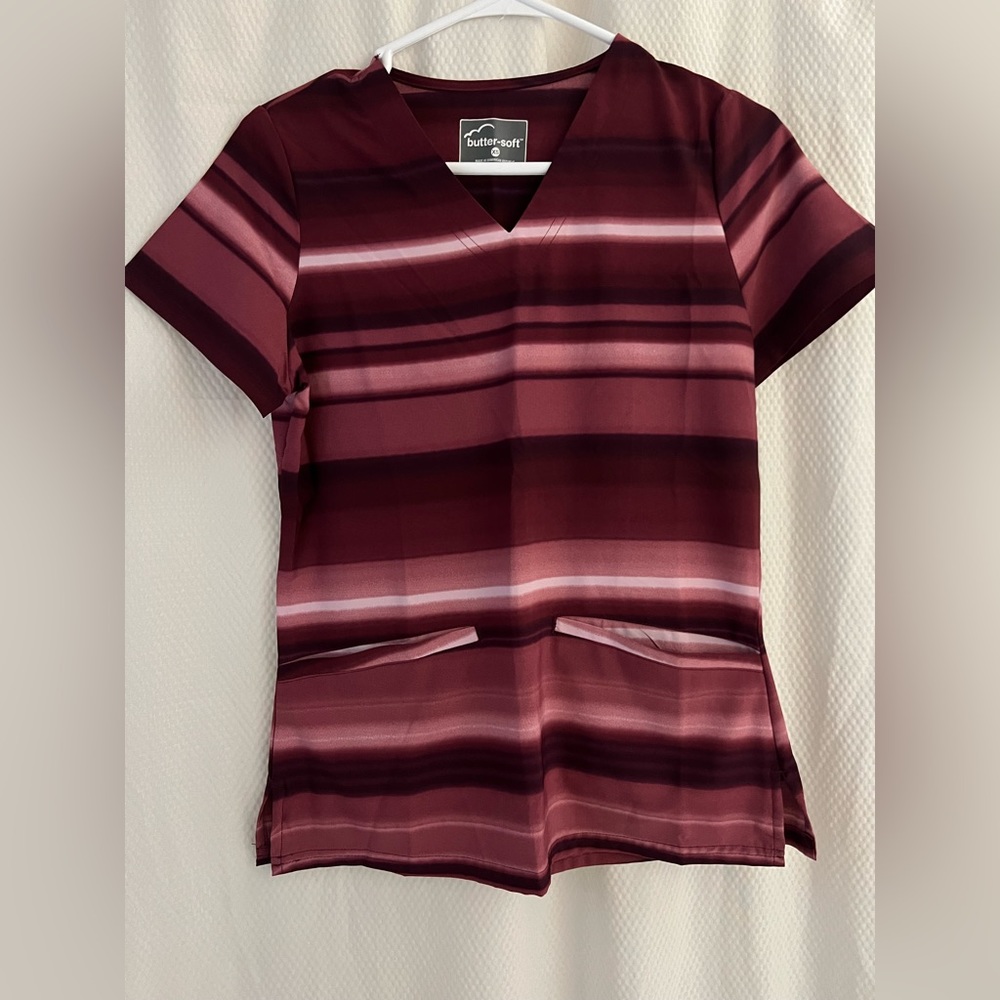 Uniform advantage buttersoft striped scrub top xsmall